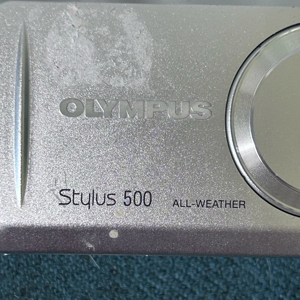 Olympus‎ stylus 500 digital camera silver w/battery and charger, not working